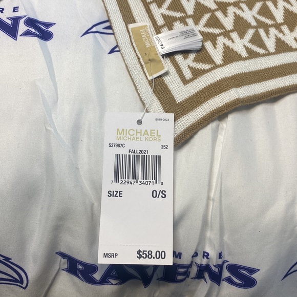 MICHEAL KORS SCARF TAN AND WHITE - Picture 3 of 4